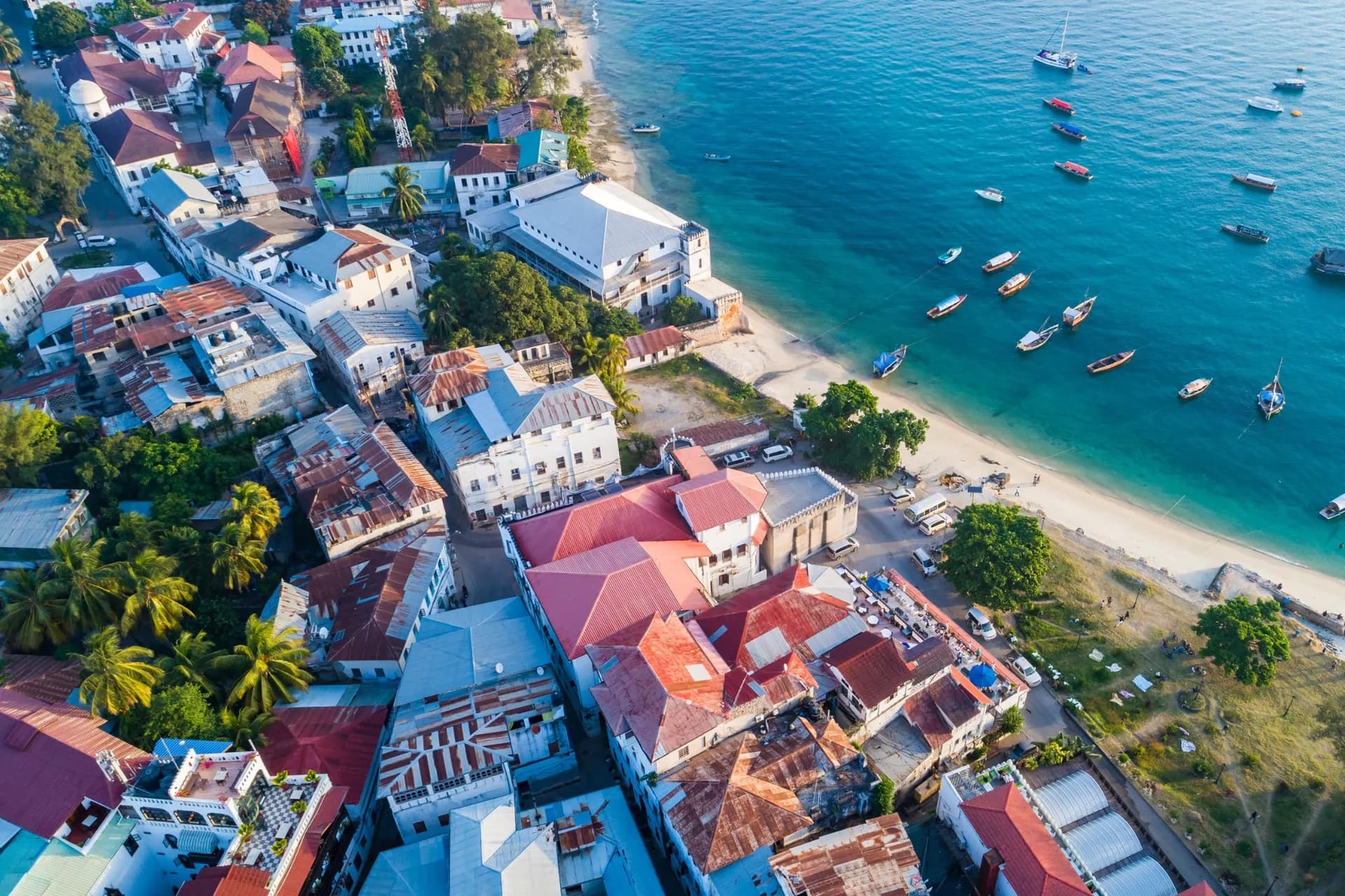 Stone Town bij avond — het kloppend hart van Zanzibar